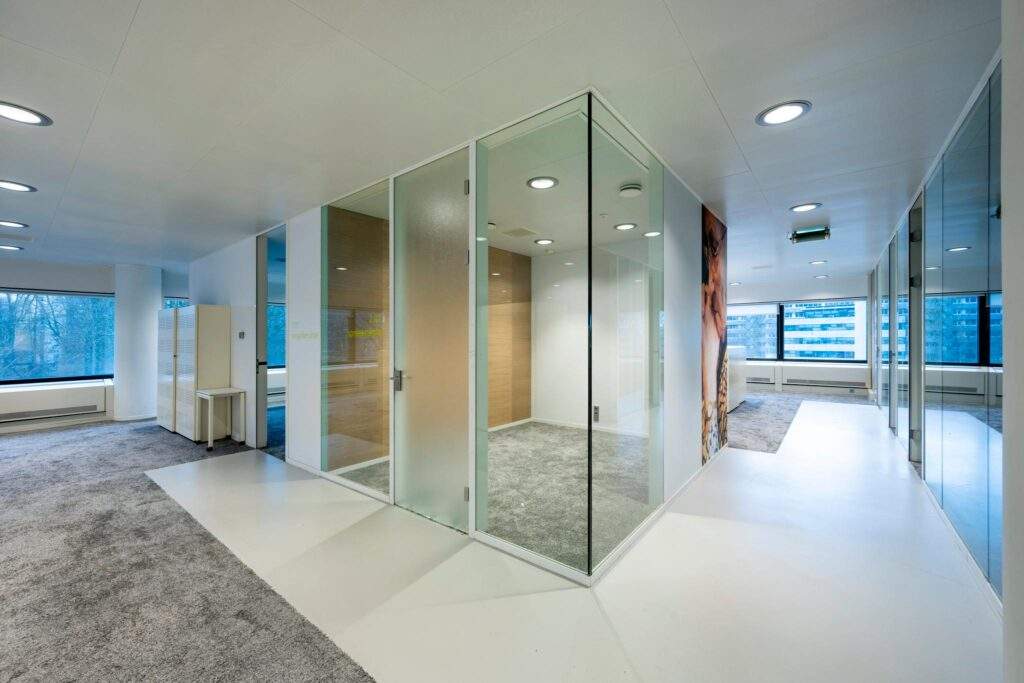 Modern kantoorinterieur aan de Prof. E.M. Meijerslaan met glazen vergaderruimtes en vloerbedekking.